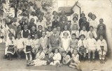 P3318N Elevi și &icirc;nvățător, școala din Șiria, județul Arad, perioada interbelică