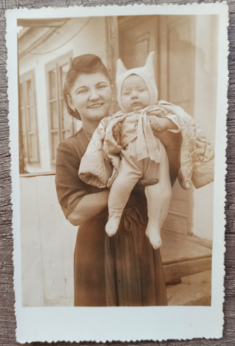 Femeie cu copil in brate, Macin 1942// foto tip CP