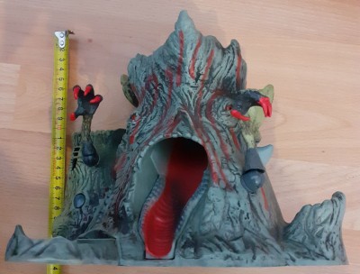 Gormiti Vulkan Castel malefic 20 cm butoane si trape secrete SET9 S foto