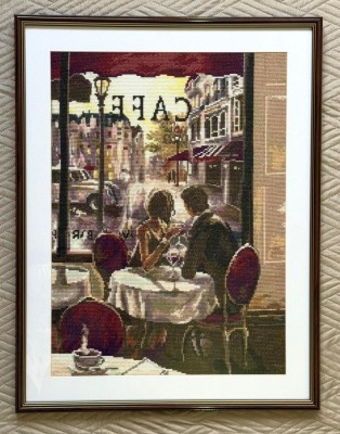 Vand goblen mare, inramat, unicat, cusut manual: cuplu romantic la cafenea. Large, framed, unique, handmade, hand-stitched tapestry: couple at cafe foto