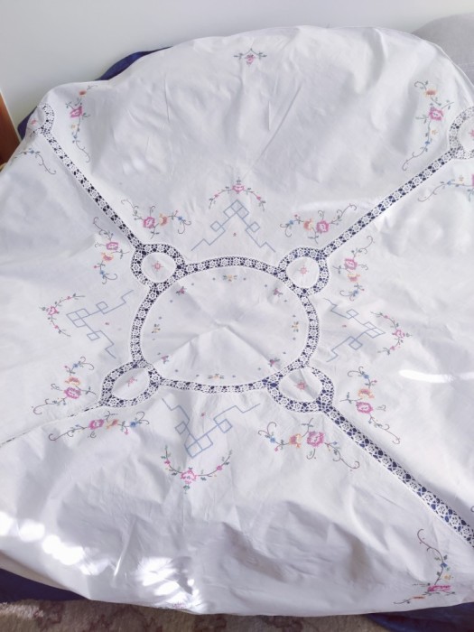 Față de masă rotundă vintage, deosebitaă