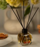Cumpara ieftin Odorizant de camera cu betisoare, Loris, caramel, 120ml
