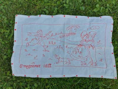 ** Peretar vechi cusut de mana pe panza, cu ata rosie, cu text in limba maghiara, Transilvania foto
