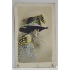 TANARA CU PALARIE SI ROCHIE BLEU , CARTE POSTALA CU CUSATURI DIN FIR DE MATASE , INCEPUTUL SEC. XX