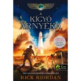 A Kane kr&oacute;nik&aacute;k 3. A k&iacute;gy&oacute; &aacute;rny&eacute;ka - Rick Riordan