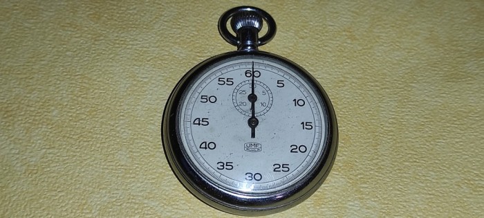 DEFECT ( se opreste la secunda 5 ) Cronometru MECANIC - UMF RUHLA ( RDG ) Diametrul 52 mm. -
