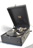 Patefon / gramofon portabil HIS MASTER&rsquo;S VOICE (HMV) &ndash; Model 97B, Marea Britanie, cca.1935 &ndash; funcțional