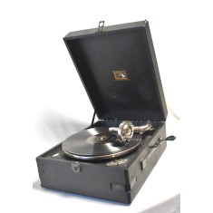 Patefon / gramofon portabil HIS MASTER&rsquo;S VOICE (HMV) &ndash; Model 97B, Marea Britanie, cca.1935 &ndash; funcțional