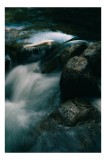 Tablou Canvas, "Susurul bl&acirc;nd al apei curgătoare", Fluiditate, Roci, Curgere, Natură, Tranquilitate, Reflexii, Umbră, Curent, Claritate, Pădure., 26 x