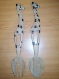 Set de salata africana vechi tacamuri pentru servit lingura si furculita din lemn cu maner sculptat forma de girafa