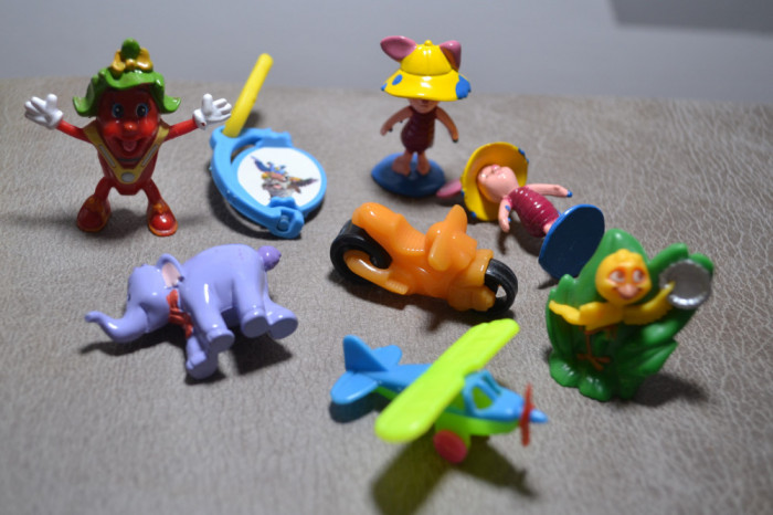 Figurine Disney, Kinder Surprise - Rio si Winnie the Pooh, motocicleta, avion