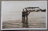 Cuplu la Mamaia, in costume de baie, perioada interbelica// fotografie tip CP