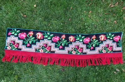 Lucru de mana cusatura in punct kilim / chilim, traversa de sus pentru fereastra sau poate fi si peretar foto