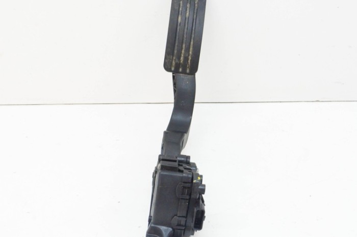 Pedala de accelerație DACIA SANDERO II 2015 OEM: 180106136R 13929378