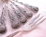 SET FURCULITE ARGINTATE PLACATE CU ARGINT DECOR CU TRANDAFIRI - TACAMURI DESERT 14 CM