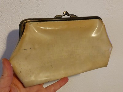 Portmoneu / neseser vechi romanesc anii 70, vinilin alb-crem, cu inchizatoare metalica foto