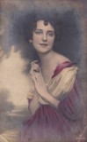 Fotografie infatisand o tanara eleganta cu umerii descoperiti (circulata 1925)