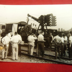 Fotografie anii '60- Macara CFR - Ridica un aparat adus cu tren marfa