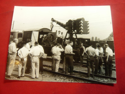 Fotografie anii &amp;#039;60- Macara CFR - Ridica un aparat adus cu tren marfa foto