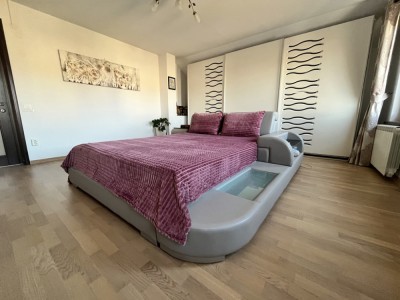 Set cuvertura lux merinos MerinoTex by Coneltex, dimensiuni 220 x 230 cm, doua fete perna 50 x 70 cm, poliester, decorativa si protectie, 350 g/mp, cu foto