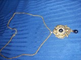 Colier dama vechi cu pandativ auriu cu pietre tip brosa.lant vechi auriu cu pandativ auriu cu pietre si ac pentru brosa.Bijuterie vintage