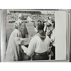 Fotografie Elena Ceausescu primind flori, la Tulcea
