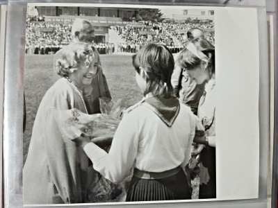 Fotografie Elena Ceausescu primind flori, la Tulcea foto