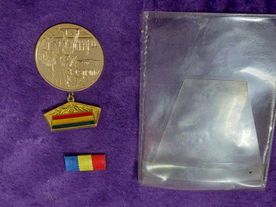 Medalie Comunista 23 August 40 ani de Comunism 1944-1984,panglica/bareta-mapa foto
