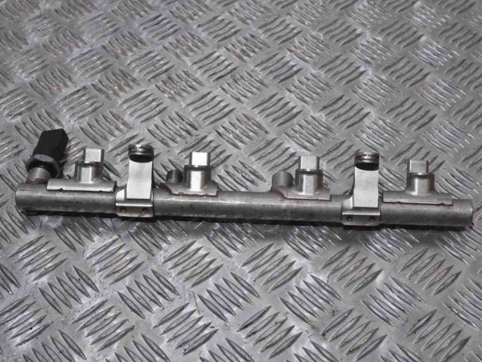 Rampa de combustibil dreapta AUDI Q7 4L 2008