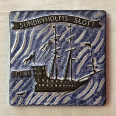 Placheta suedeza ceramica emailata UPSALA EKEBY infatisand o corabie medievala