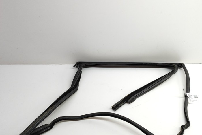 Bandou superior ușă st&acirc;nga spate VW TOUAREG CR7 2023 OEM: 760839431 30763506