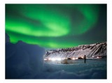 Tablou Canvas, "Aurora boreală peste peisajul &icirc;nghețat", Lumină, Polară, Verde, Cer, Noapte, Peisaj, Iarnă, Munți, Zăpadă, Stele, 39 x 26 cm, CMCLASS