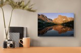 Tablou Canvas, "Reflexii aurii &icirc;n munți la apus", Răsărit, Munte, Reflecție, Lac, Pădure, Cer, Natural, Tranquil, St&acirc;nci, Alpin., 39 x 26 cm, CMCLASS