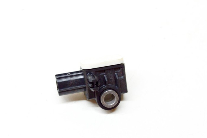 Senzor de impact st&acirc;nga față VOLVO XC60 2016 OEM: 31334336 11772264