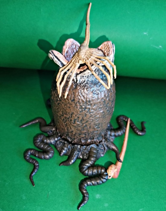 Set 4 piese plastic inspirate de Saga Alien, Alien Egg 10 cm h, facehugger 12 cm h, cestbuster 8 cm. Fox Neca 2019 Made in China Convenant