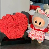 Cadou Labubu si Inima din Trandafiri 15x15cm cu Flori de Spuma, in Cutie Transparenta 15cm - rosie