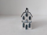 Miniatura sticluta de portelan in forma de casuta olandeza KLM Bols Delft Blue - No.7, 35ml, desigilata, fara continutul original