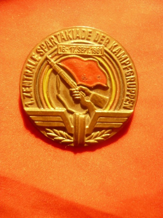Insigna Spartakiada Centrala pe grupuri de lupta 1961 DDR , h= 3,7cm