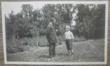 Tatal si fiul in ograda/ fotografie Romania interbelica
