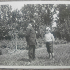 Tatal si fiul in ograda/ fotografie Romania interbelica