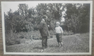 Tatal si fiul in ograda/ fotografie Romania interbelica foto