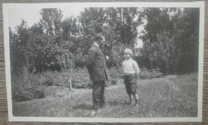 Tatal si fiul in ograda/ fotografie Romania interbelica