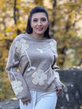 Bluza dama bej cu aplicatii flori crosetate