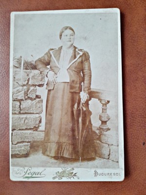 Fotografie femeie, pe carton, sfarsit de secol XIX foto