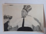 Fotografie dimensiune CP cu bărbat costumat &icirc;n indian &icirc;n 1970