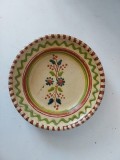 Farfurie ceramica veche vintage model taranesc rustic stantata Bayer Ostmark Topferei Thurnau 1964 (sau 84) Fr Penner, 21cm diametru