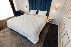 Pilota blana iarna matlasata &quot;ThermaFur&quot; Coneltex, dimensiuni 180x210 cm, dreptunghiulară, culoare crem, umplutură fibră siliconizată antialergică, de