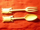 Set Lingurita - Furculita din os ,f.vechi ,sculptate manual .L= 11,2 si 11,8cm