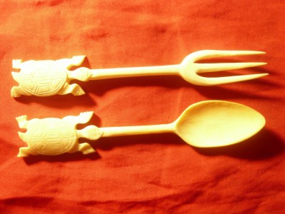 Set Lingurita - Furculita din os ,f.vechi ,sculptate manual .L= 11,2 si 11,8cm foto