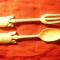 Set Lingurita - Furculita din os ,f.vechi ,sculptate manual .L= 11,2 si 11,8cm